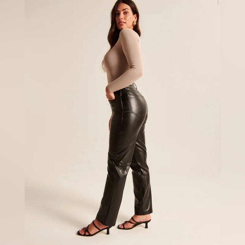 Abercrombie & Fitch Curve Love Vegan Leather 90s Straight Pant - 26S